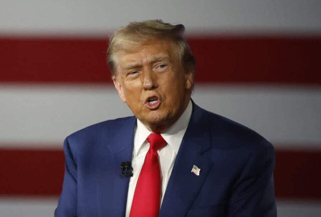 HARRISBURG, PENSILVÂNIA - SETEMBRO 04: Candidato presidencial republicano, o ex-presidente dos EUA Donald Trump participa de uma Fox News Town Hall com Sean Hannity na New Holland Arena em 04 de setembro de 2024 em Harrisburg, Pensilvânia. Trump e a candidata presidencial democrata, a vice-presidente dos EUA, Kamala Harris, continuam a fazer campanha em estados indecisos, enquanto as pesquisas mostram uma disputa acirrada antes do debate presidencial da próxima semana na Filadélfia.