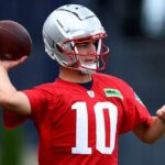 FOXBOROUGH, MASSACHUSETTS - 29 DE MAIO: Drake Maye # 10 do New England Patriots joga a bola durante o treino fora de temporada do New England Patriots OTA em 29 de maio de 2024 em Foxborough, Massachusetts.