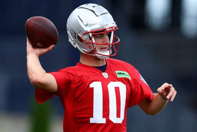 FOXBOROUGH, MASSACHUSETTS - 29 DE MAIO: Drake Maye # 10 do New England Patriots joga a bola durante o treino fora de temporada do New England Patriots OTA em 29 de maio de 2024 em Foxborough, Massachusetts.