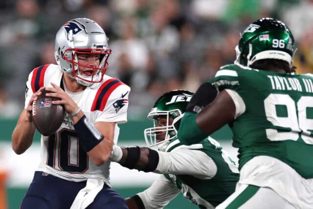 EAST RUTHERFORD, NOVA JERSEY - 19 DE SETEMBRO: Drake Maye # 10 do New England Patriots tenta passar contra o New York Jets durante o quarto período do jogo no MetLife Stadium em 19 de setembro de 2024 em East Rutherford, Nova Jersey.