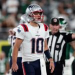 EAST RUTHERFORD, NOVA JERSEY - 19 DE SETEMBRO: Drake Maye # 10 do New England Patriots reage contra o New York Jets durante o quarto período do jogo no MetLife Stadium em 19 de setembro de 2024 em East Rutherford, Nova Jersey.