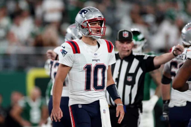 EAST RUTHERFORD, NOVA JERSEY - 19 DE SETEMBRO: Drake Maye # 10 do New England Patriots reage contra o New York Jets durante o quarto período do jogo no MetLife Stadium em 19 de setembro de 2024 em East Rutherford, Nova Jersey.