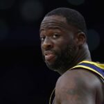 LOS ANGELES, CALIFÓRNIA - 16 DE MARÇO: Draymond Green # 23 do Golden State Warriors observa durante a primeira metade de um jogo contra o Los Angeles Lakers na Crypto.com Arena em 16 de março de 2024 em Los Angeles, Califórnia. NOTA AO USUÁRIO: O Usuário reconhece e concorda expressamente que, ao baixar e/ou usar esta fotografia, o Usuário está concordando com os termos e condições do Contrato de Licença da Getty Images.