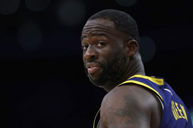 LOS ANGELES, CALIFÓRNIA - 16 DE MARÇO: Draymond Green # 23 do Golden State Warriors observa durante a primeira metade de um jogo contra o Los Angeles Lakers na Crypto.com Arena em 16 de março de 2024 em Los Angeles, Califórnia. NOTA AO USUÁRIO: O Usuário reconhece e concorda expressamente que, ao baixar e/ou usar esta fotografia, o Usuário está concordando com os termos e condições do Contrato de Licença da Getty Images.