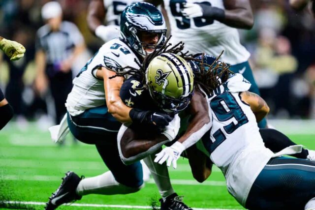 NOVA ORLEÃES, LOUISIANA - 22 DE SETEMBRO: Alvin Kamara nº 41 do New Orleans Saints é abordado por Avonte Maddox nº 29 do Philadelphia Eagles no Caesars Superdome em 22 de setembro de 2024 em Nova Orleans, Louisiana. 