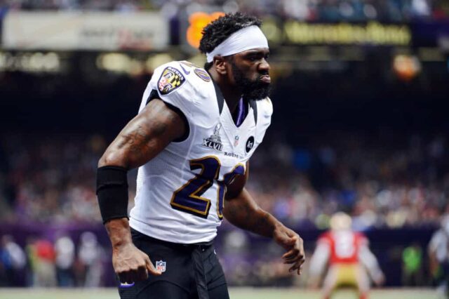 NOVA ORLEANS, LA - 03 DE FEVEREIRO: Ed Reed #20 do Baltimore Ravens sai de campo para o vestiário no primeiro quarto contra o San Francisco 49ers durante o Super Bowl XLVII no Mercedes-Benz Superdome em 3 de fevereiro de 2013 em New Orleans, Luisiana. 