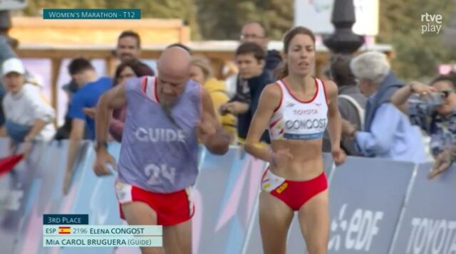 Elena Congost fotografada correndo na maratona T12 nos Jogos Paraolímpicos de 2024