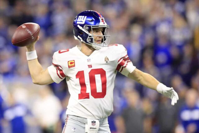 Eli Manning nº 10 do New York Giants lança um passe para o campo