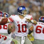 GLENDALE, AZ - 03 DE FEVEREIRO: O quarterback Eli Manning nº 10 do New York Giants passa a bola contra o New England Patriots no Super Bowl XLII em 3 de fevereiro de 2008 no University of Phoenix Stadium em Glendale, Arizona.