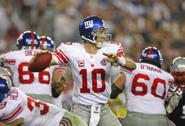 GLENDALE, AZ - 03 DE FEVEREIRO: O quarterback Eli Manning nº 10 do New York Giants passa a bola contra o New England Patriots no Super Bowl XLII em 3 de fevereiro de 2008 no University of Phoenix Stadium em Glendale, Arizona.