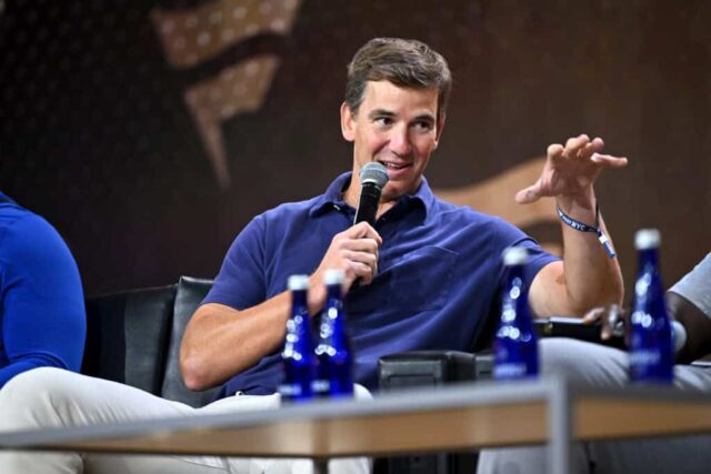 NOVA IORQUE, NOVA IORQUE - 16 DE AGOSTO: Eli Manning fala no palco no Fanatics Fest NYC 2024 no Jacob Javits Center em 16 de agosto de 2024 na cidade de Nova York.