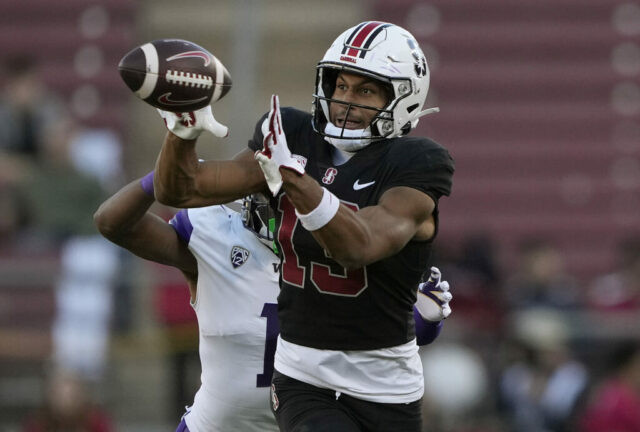 STANFORD, CALIFÓRNIA - 28 DE OUTUBRO: Elic Ayomanor nº 13 do Stanford Cardinal recebe um passe na frente de Jabbar Muhammad nº 1 do Washington Huskies durante o segundo quarto no Stanford Stadium em 28 de outubro de 2023 em Stanford, Califórnia. 