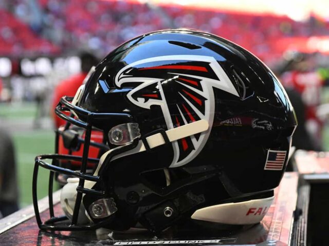 Capacete de futebol americano do Atlanta Falcons durante o jogo da NFL entre Los Angeles Rams e Atlanta Falcons em 20 de outubro de 2019, no Mercedes-Benz Stadium em Atlanta, GA.