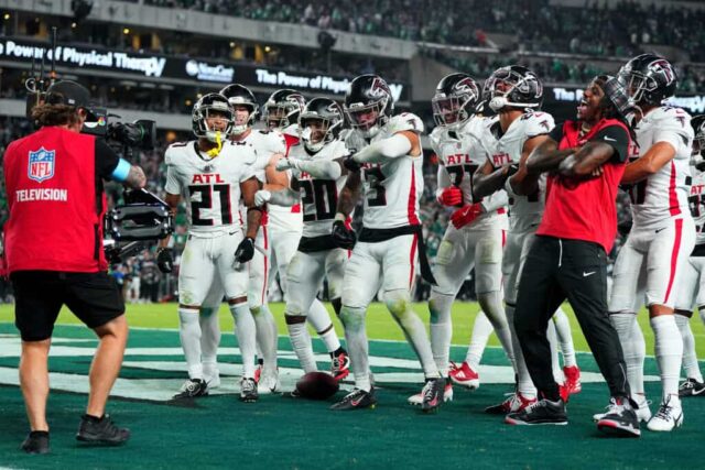 FILADÉLFIA, PENSILVÂNIA - 16 DE SETEMBRO: Jessie Bates III nº 3 do Atlanta Falcons comemora com seus companheiros de equipe após interceptar um passe lançado por Jalen Hurts nº 1 do Philadelphia Eagles durante o quarto período do jogo no Lincoln Financial Field em 16 de setembro de 2024 na Filadélfia, Pensilvânia