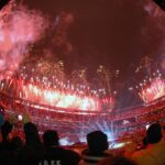 Fogos de artifício explodem no final do show do intervalo do Super Bowl XLVIII no MetLife Stadium