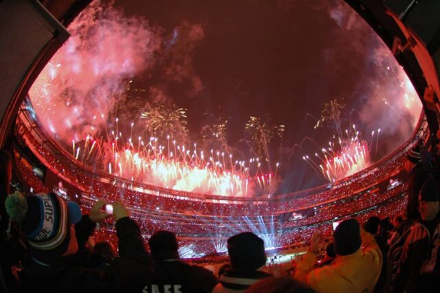 Fogos de artifício explodem no final do show do intervalo do Super Bowl XLVIII no MetLife Stadium