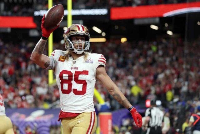 LAS VEGAS, NEVADA - 11 DE FEVEREIRO: George Kittle # 85 do San Francisco 49ers reage durante o segundo quarto contra o Kansas City Chiefs durante o Super Bowl LVIII no Allegiant Stadium em 11 de fevereiro de 2024 em Las Vegas, Nevada.