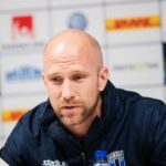 O técnico de futebol Henrik Rydstrom retratado em uma coletiva de imprensa