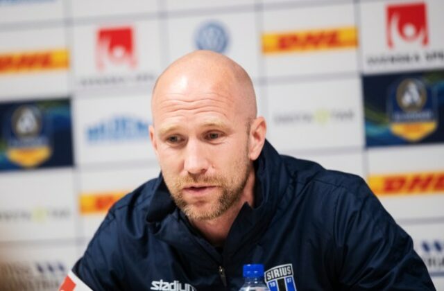 O técnico de futebol Henrik Rydstrom retratado em uma coletiva de imprensa