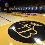 LOS ANGELES, CALIFÓRNIA - 31 DE JANEIRO: Um detalhe do logotipo do Los Angeles Lakers em homenagem a Kobe Bryant antes do jogo contra o Portland Trail Blazers no Staples Center em 31 de janeiro de 2020 em Los Angeles, Califórnia.