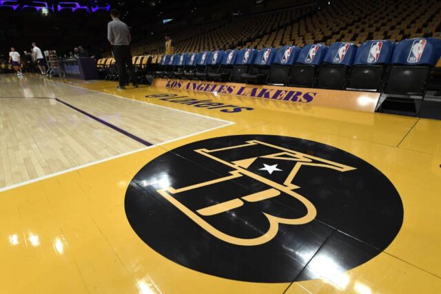 LOS ANGELES, CALIFÓRNIA - 31 DE JANEIRO: Um detalhe do logotipo do Los Angeles Lakers em homenagem a Kobe Bryant antes do jogo contra o Portland Trail Blazers no Staples Center em 31 de janeiro de 2020 em Los Angeles, Califórnia.