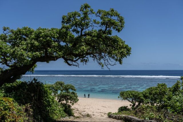 Um casal relaxa em uma praia em Miyakojima, Okinawa, Japão (Carl Court/Getty Images)