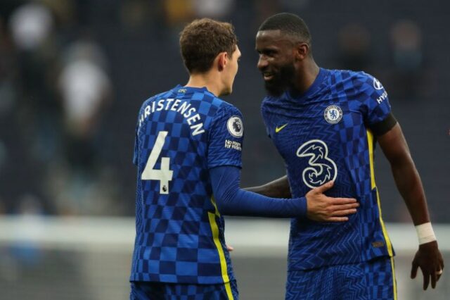 Andreas Christensen e Antonio Rudiger fotografados jogando pelo Chelsea em setembro de 2021