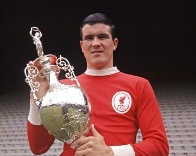 Capitão do Liverpool, Ron Yeats, com o Troféu da Primeira Divisão em 1962