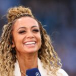 Kate Abdo, apresentadora da CBS Sports, durante o jogo da segunda mão das meias-finais da UEFA Champions League entre o Manchester City FC e o Real Madrid