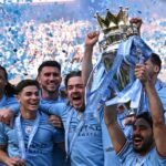 Jogadores de futebol do Manchester City com o título da Premier League