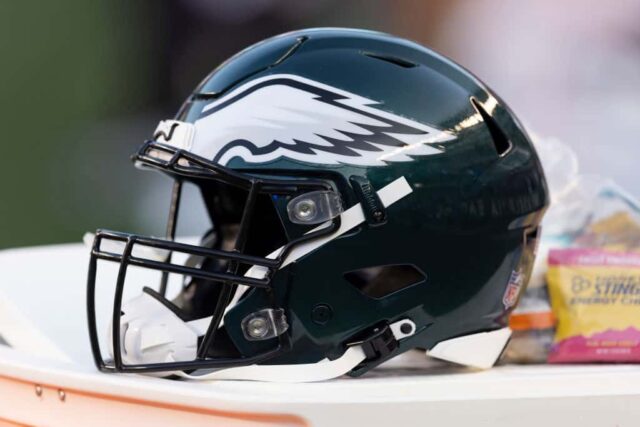 Uma visão geral de um capacete do Philadelphia Eagles durante o jogo de pré-temporada contra o Pittsburgh Steelers no Lincoln Financial Field em 12 de agosto de 2021 na Filadélfia, Pensilvânia.