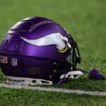 Uma visão detalhada de um capacete do Minnesota Vikings durante o aquecimento antes de um jogo entre o Minnesota Vikings e o Dallas Cowboys no US Bank Stadium em 31 de outubro de 2021 em Minneapolis, Minnesota.