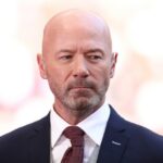 O ex-atacante da Inglaterra e lenda da Premier League, Alan Shearer, observa durante o trabalho de analista