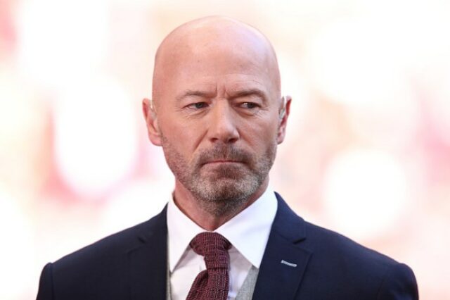 O ex-atacante da Inglaterra e lenda da Premier League, Alan Shearer, observa durante o trabalho de analista