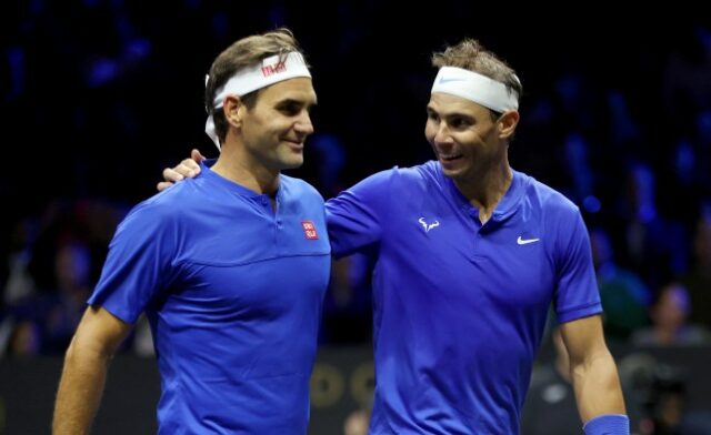 Roger Federer e Rafael Nadal fotografados jogando juntos em duplas em 2022