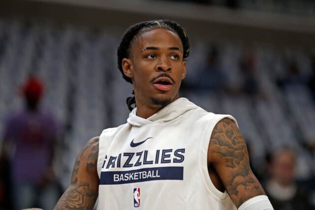 Ja Morant #12 do Memphis Grizzlies se aquece antes do jogo contra o New York Knicks no FedExForum em 19 de outubro de 2022 em Memphis, Tennessee.