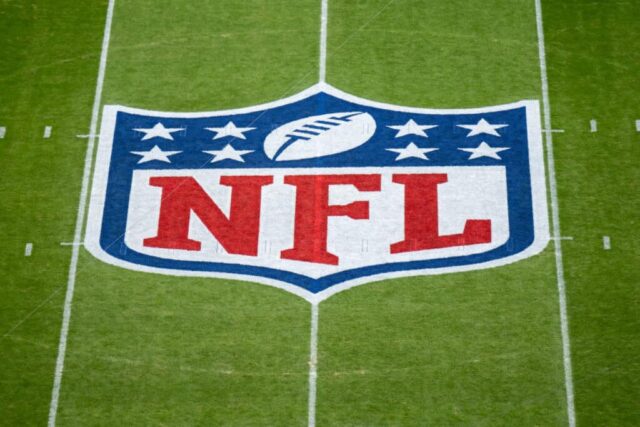 MUNIQUE, ALEMANHA - 13 DE NOVEMBRO: O logotipo da NFL é pintado no campo antes da partida da NFL entre Seattle Seahawks e Tampa Bay Buccaneers na Allianz Arena em 13 de novembro de 2022 em Munique, Alemanha. 