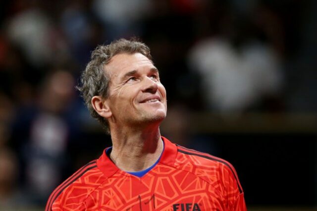 Jens Lehmann, do European Wolves, observa durante o segundo dia da FIFA Legends Cup no Khalifa International Tennis and Squash Complex