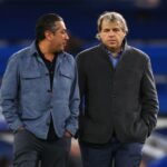 Todd Boehly fotografado com Behdad Eghbali em abril de 2023 antes de uma partida do Chelsea