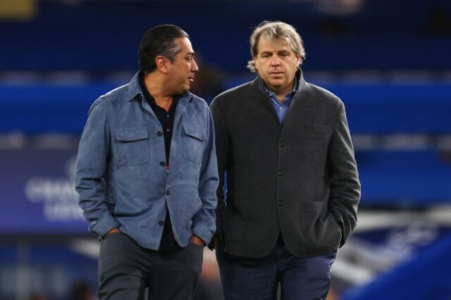 Todd Boehly fotografado com Behdad Eghbali em abril de 2023 antes de uma partida do Chelsea