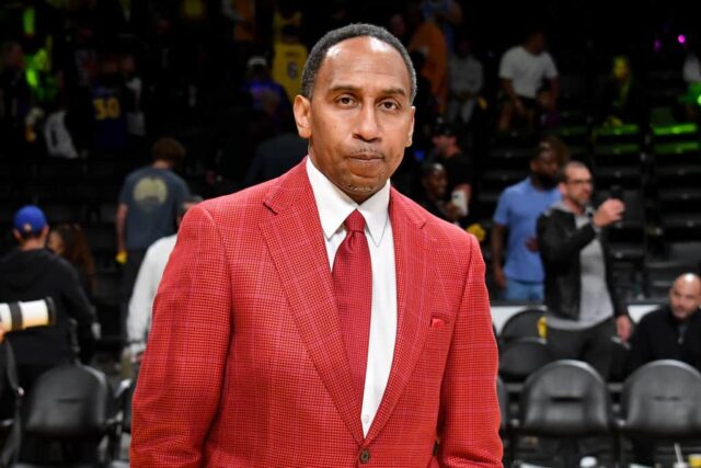 Stephen A. Smith assiste a um jogo de playoff de basquete entre o Los Angeles Lakers e o Golden State Warriors na Crypto.com Arena em 8 de maio de 2023 em Los Angeles, Califórnia.