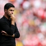 Mikel Arteta fotografado assistindo a uma partida do Arsenal em agosto de 2023