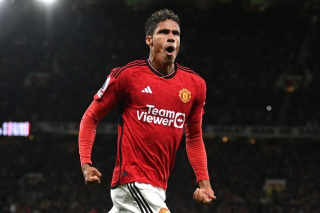 Raphael Varane jogando pelo Man United