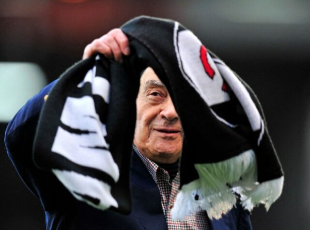 O ex-proprietário do Fulham, Mohamed Al-Fayed, é visto antes da partida de futebol da Premier League inglesa entre Fulham e Newcastle United, em Craven Cottage, em Londres, Inglaterra, em 21 de janeiro.