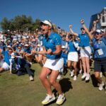 A capitã da equipe Europa, Suzann Pettersen (C), e seus companheiros comemoram a conquista da Solheim Cup, no último dia da competição bienal de golfe por equipes da Solheim Cup 2023, no clube de golfe Finca Cortesin