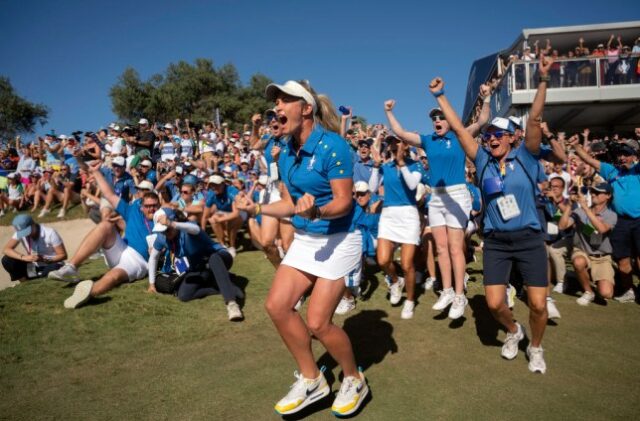 A capitã da equipe Europa, Suzann Pettersen (C), e seus companheiros comemoram a conquista da Solheim Cup, no último dia da competição bienal de golfe por equipes da Solheim Cup 2023, no clube de golfe Finca Cortesin