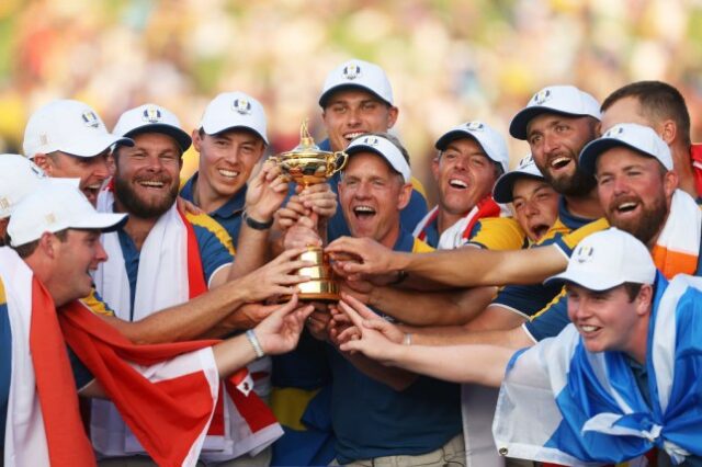 Luke Donald, capitão do Team Europe e jogadores do Team Europe posam com o troféu da Ryder Cup após a vitória