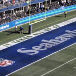 O logotipo do Seattle Seahawks é visto no Lumen Field antes do jogo contra o Cleveland Browns em 29 de outubro de 2023 em Seattle, Washington.