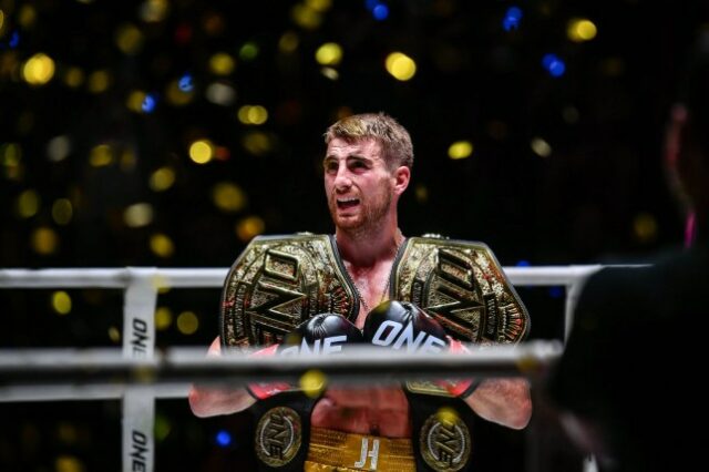 Jonathan Haggerty, da Inglaterra, visto carregando o título de boxe