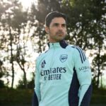 O técnico do Arsenal, Mikel Arteta, assina um novo contrato no Sobha Realty Training Centre em 12 de setembro de 2024 em London Colney, Inglaterra